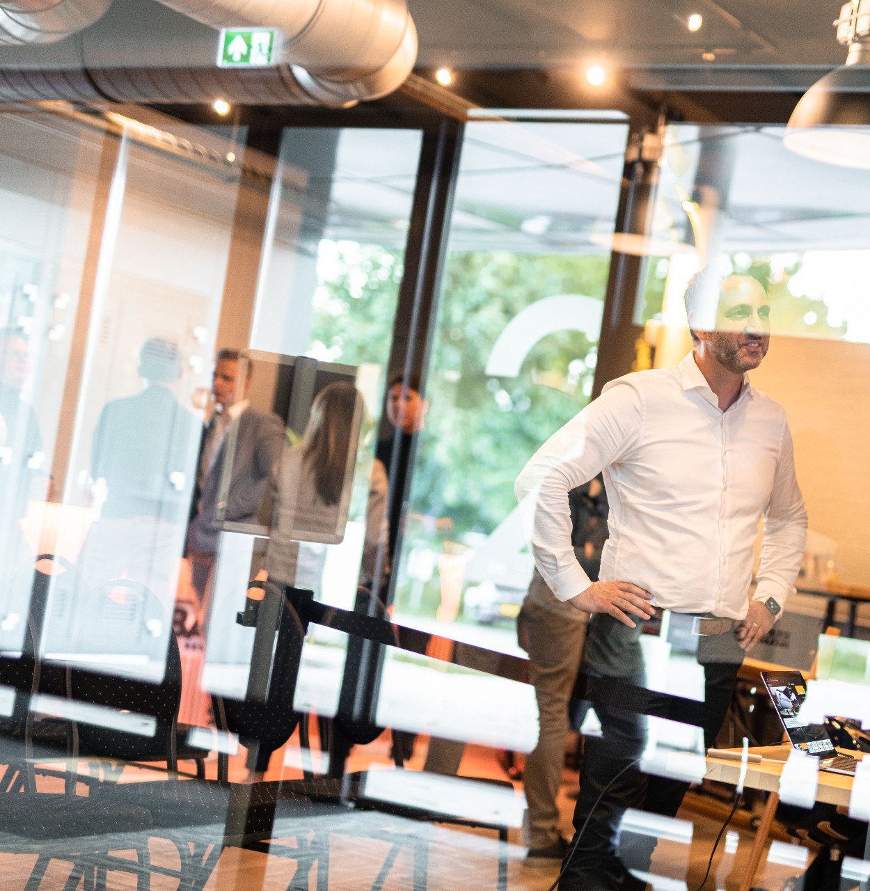 Een Merkmanager in gesprek met een klant op de High Tech Campus in Eindhoven
